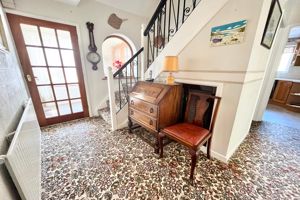 Entrance Hall- click for photo gallery